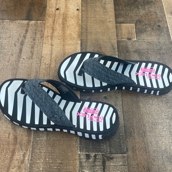 Skechers GoFlex Flexible Flip Flops with Gogamat Technology - Picture 5 of 16